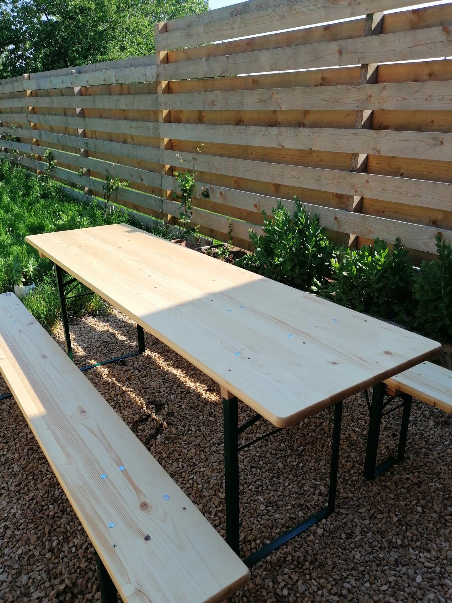 Tables et bancs en bois